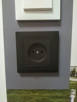 Розетка Hager Lumina2 чорна з захистом від контактів 16A/230В для встраювання WL1063 фото