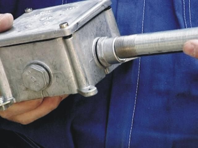 Коробка с крышкой и защитным разъёмом IP54 для стальных труб 7121 B 7121 B_M25 фото